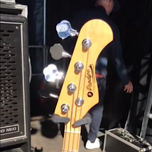 |BASS| JB80MA Sunburst on stage with Michael Jones...